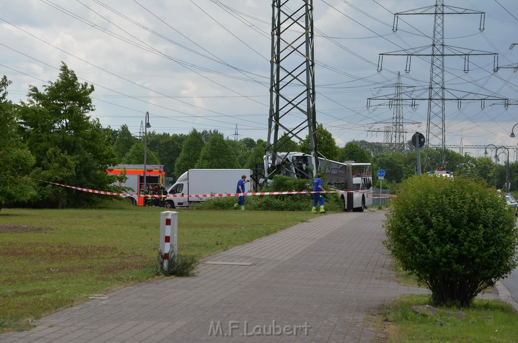 Schwerer Bus Unfall Koeln Porz Gremberghoven Neuenhofstr P290.JPG - Miklos Laubert